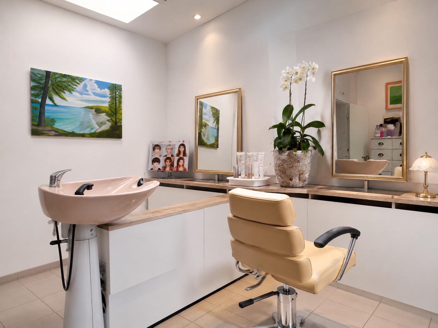Friseurplatz mit Waschbecken und Spiegel in unserem Studio von Apenberg Kosmetik in Göttingen