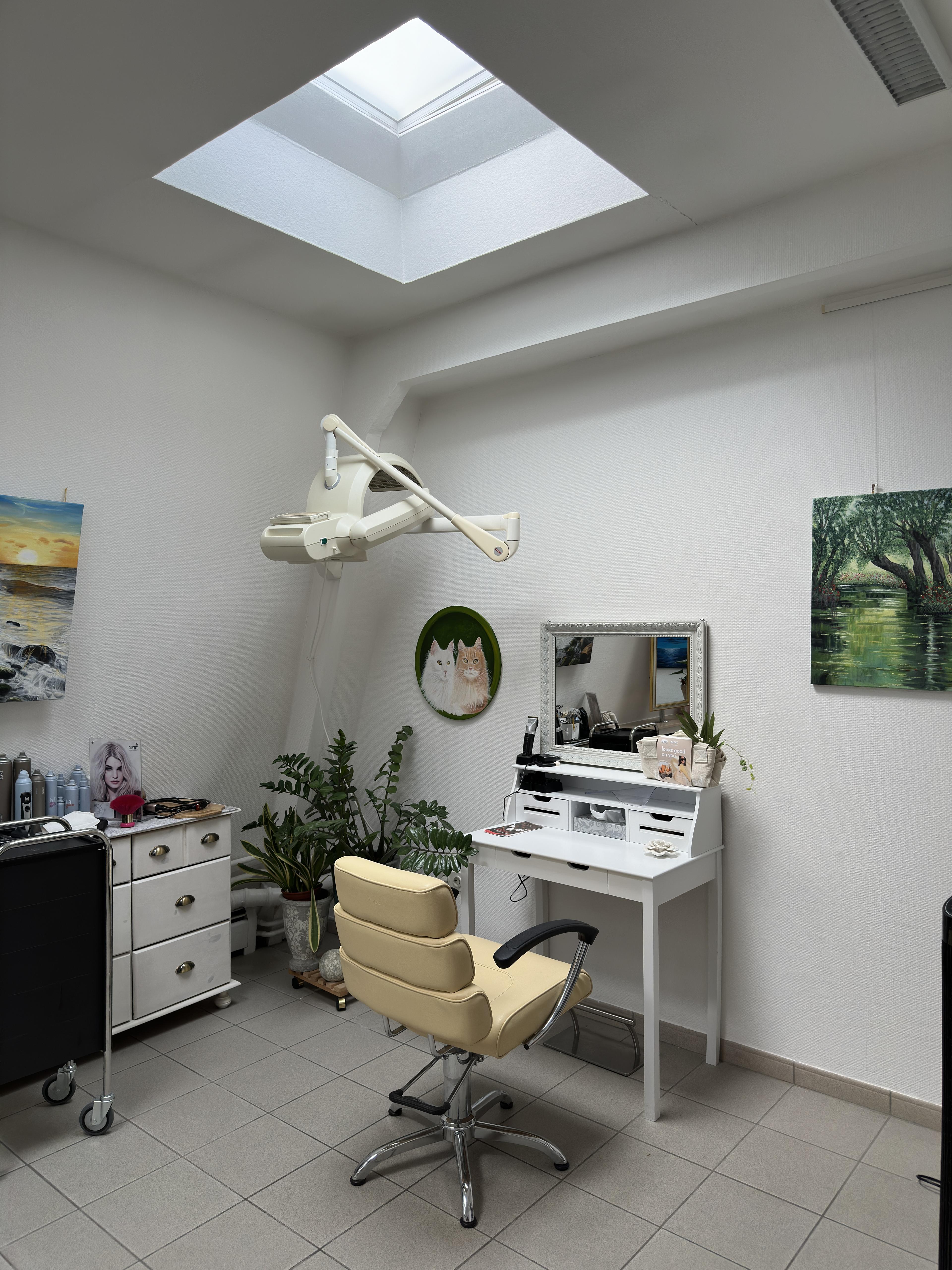 Friseurplatz unter einem Dachfenster im Studio von Apenberg Kosmetik