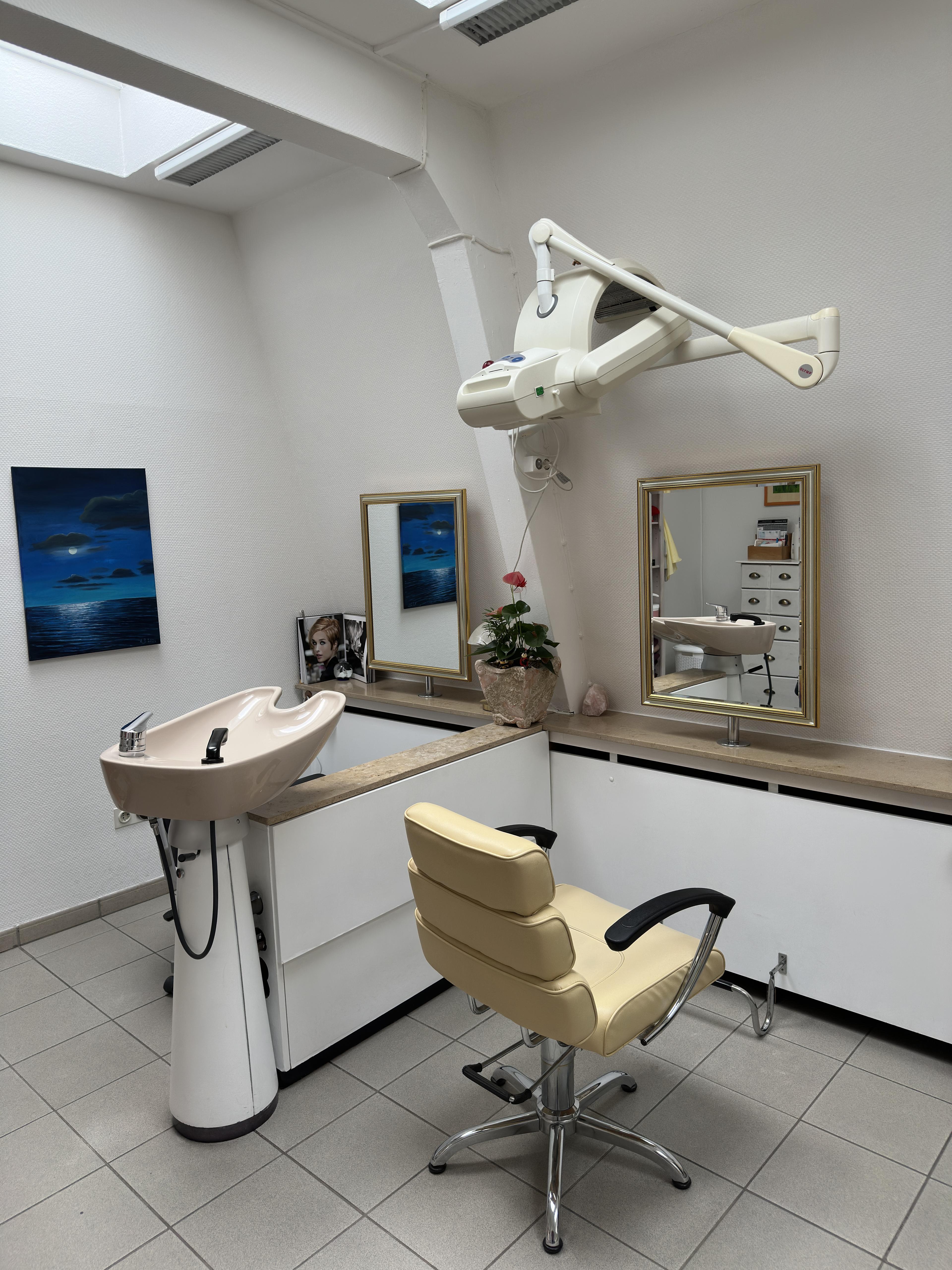 Friseur- und Haarwaschplatz in unserem Studio von Apenberg Kosmetik