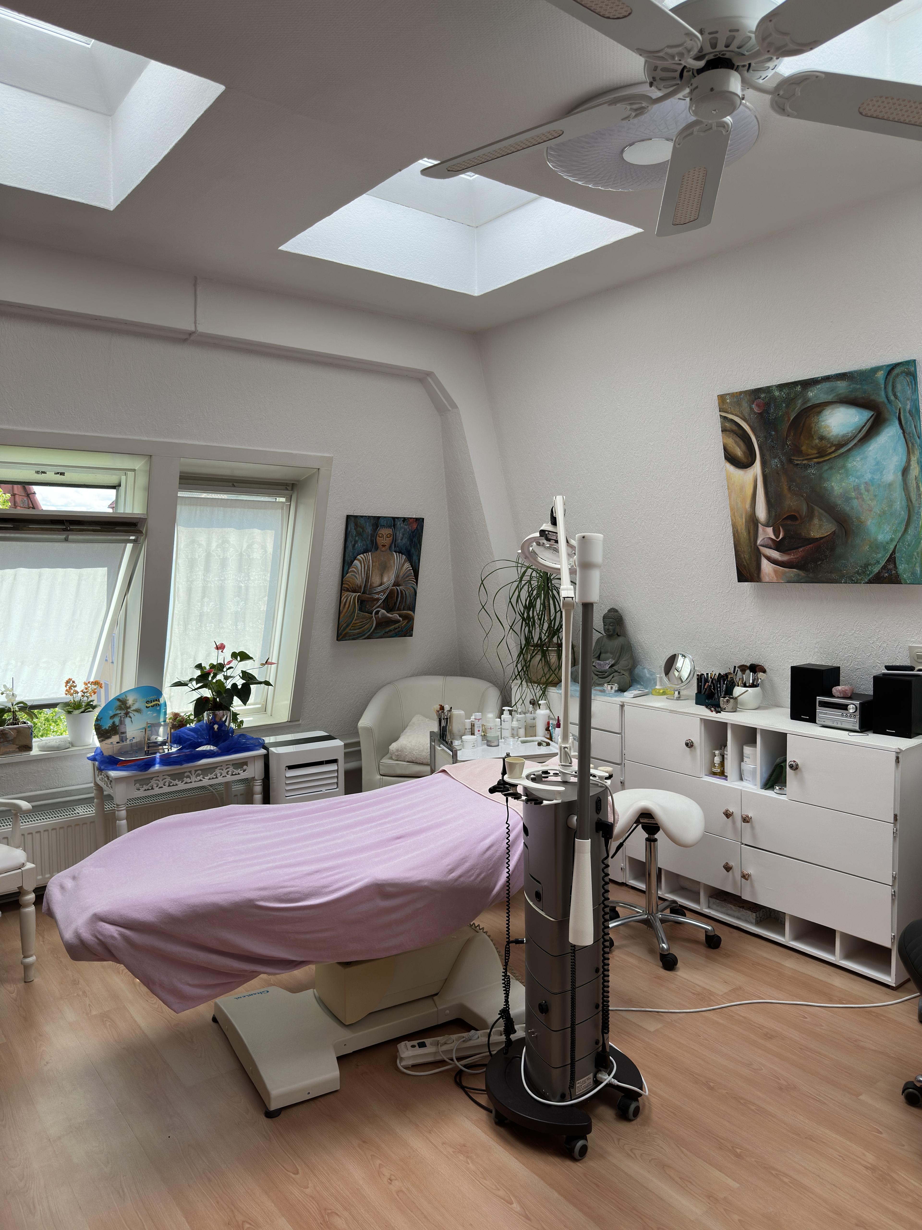 Heller Anti-Aging-Behandlungsraum mit Behandlungsliege und Kosmetikgeräten bei Apenberg Kosmetik in Göttingen