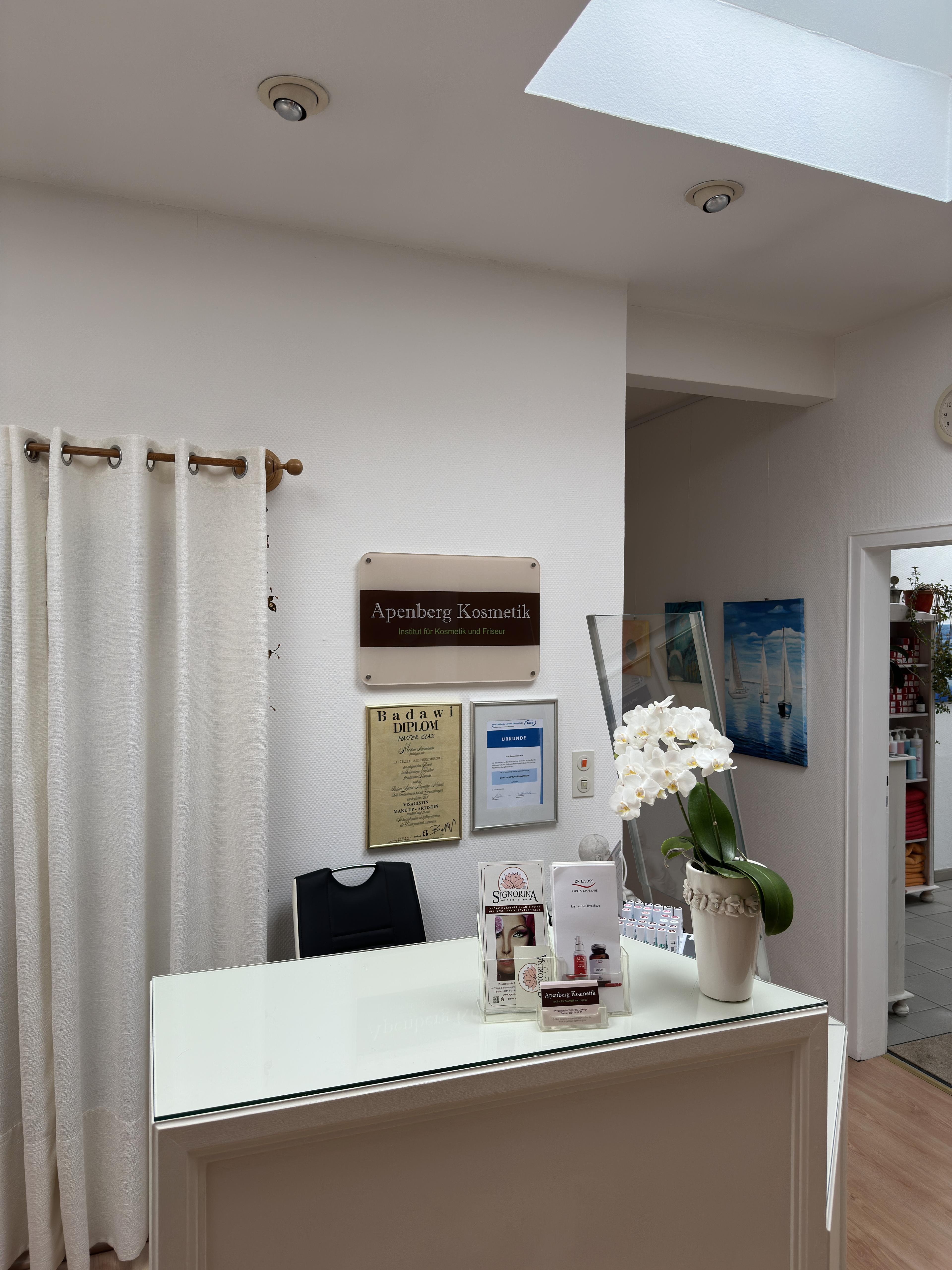 Empfang von Apenberg Kosmetik mit Orchidee, Studio-Schild und Qualifikationsurkunden
